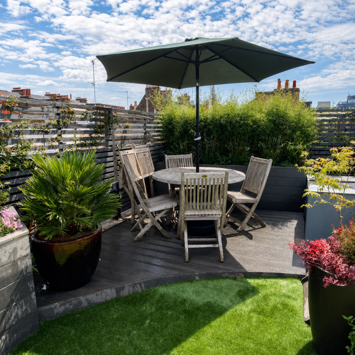 Dining area on the roof terrace